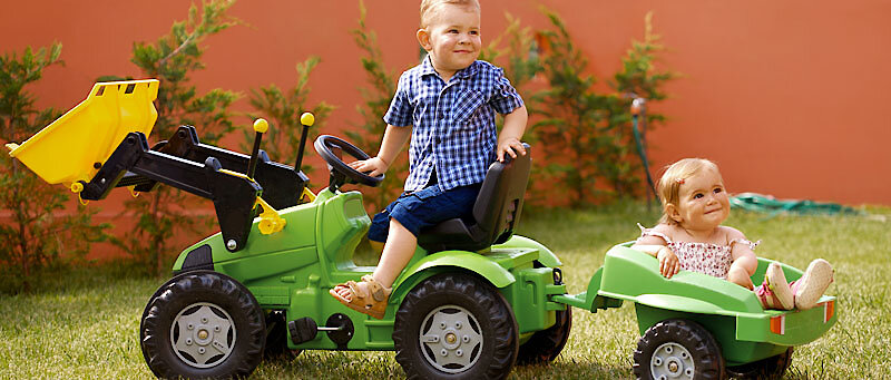 Kinder auf dem Bauernhof in Bayern